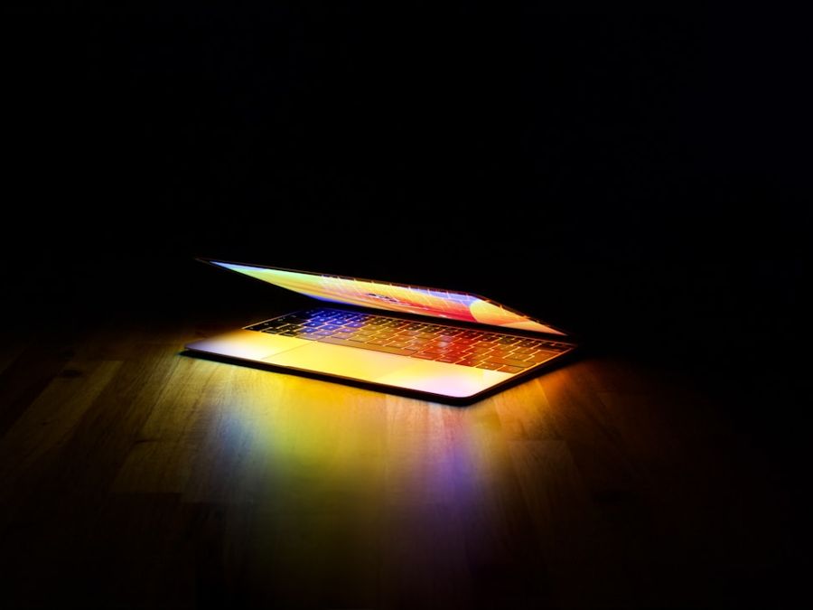 Aufgeklappter Laptop im warmen Licht