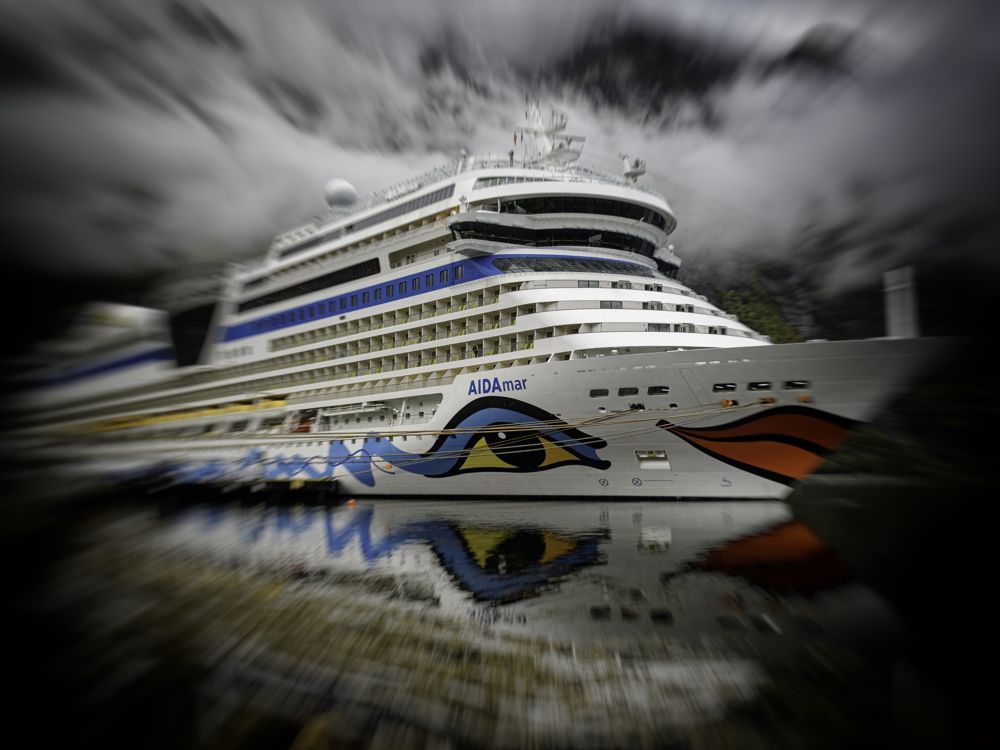 Kreuzfahrtschiff AIDAmar im Hafen, Spiegelung im Wasser