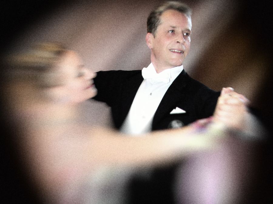Bernd Kreis beim Standardtanz auf dem Parkett